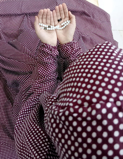 Namaz Chadar Stitched With Elastic Sleeves - Dots Maroon